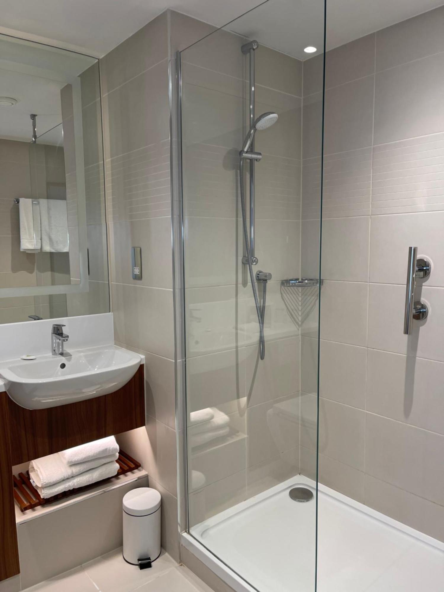 Courtyard By Marriott London Heathrow Airport Hotel Harlington  Exterior foto