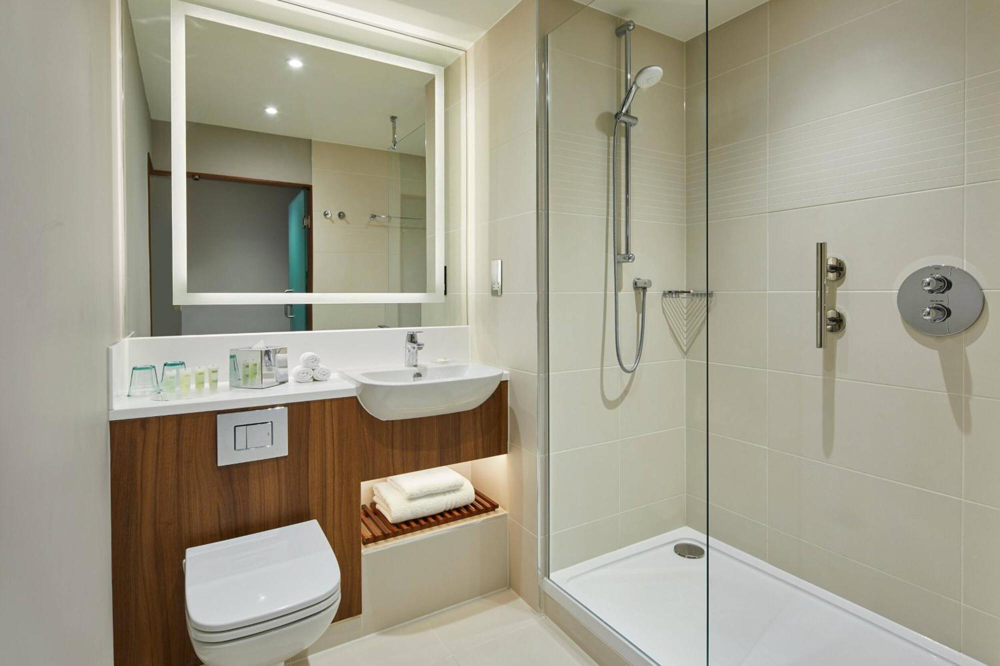 Courtyard By Marriott London Heathrow Airport Hotel Harlington  Exterior foto