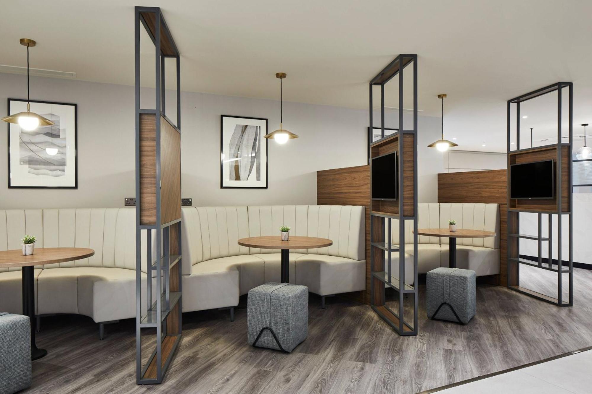 Courtyard By Marriott London Heathrow Airport Hotel Harlington  Exterior foto